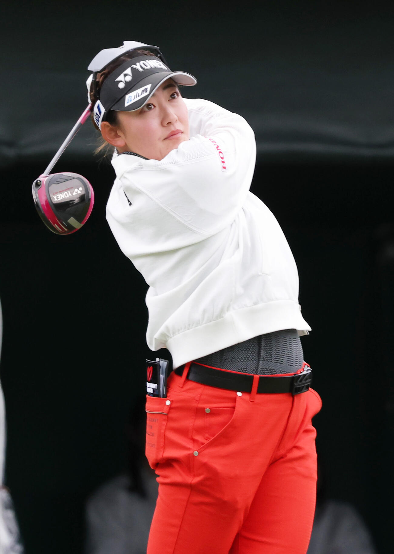1番、ティーショットを放つ岩井千（撮影・上山淳一）