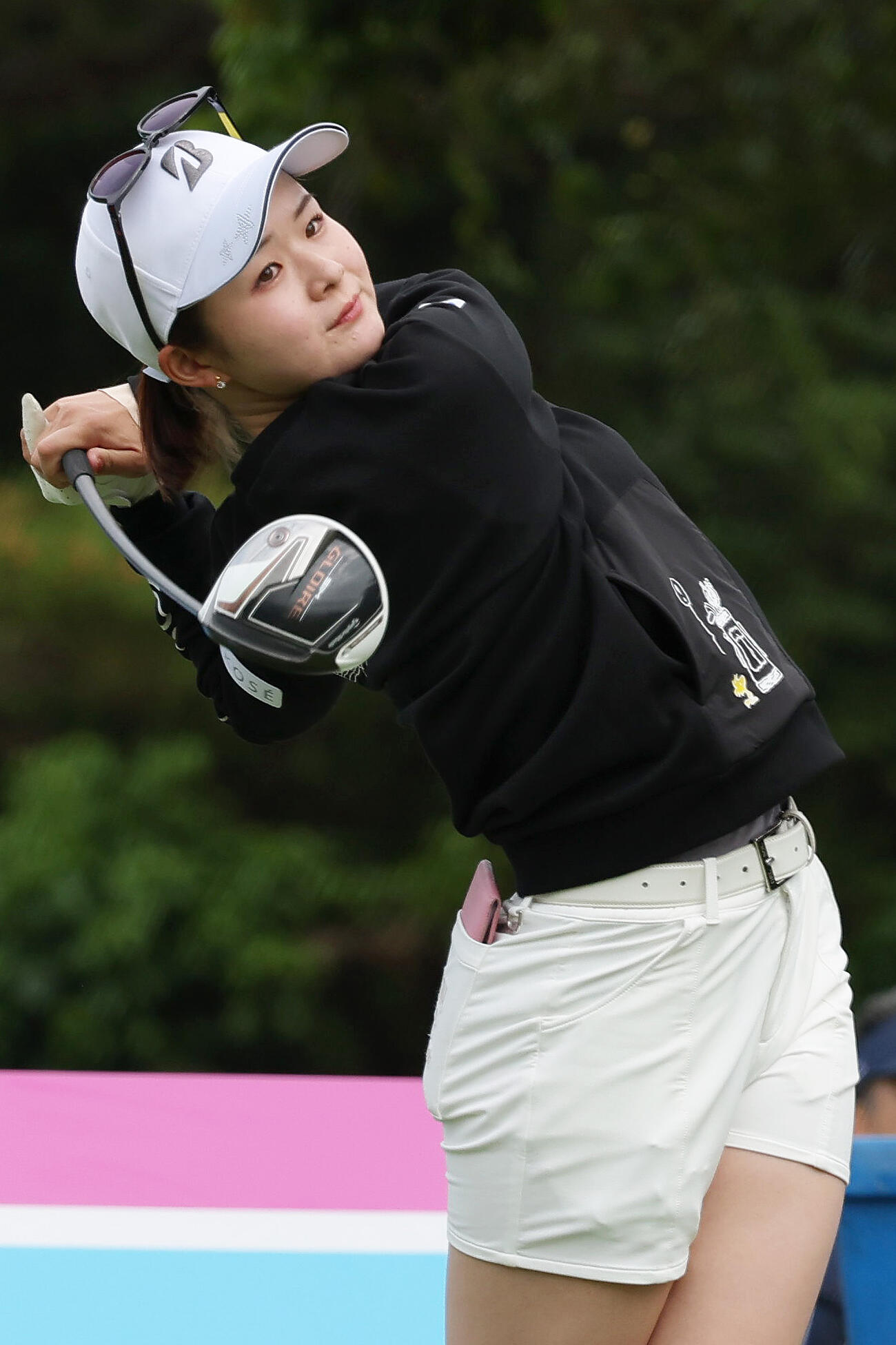 18番、ティーショットを放つ川崎（撮影・上山淳一）