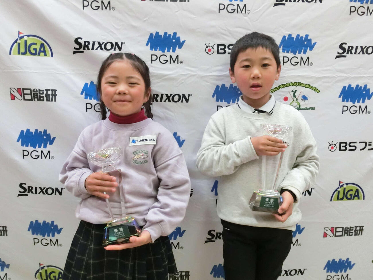 U6表彰・優勝した笠井翔月（右）と高宮城秋李（C）IJGA