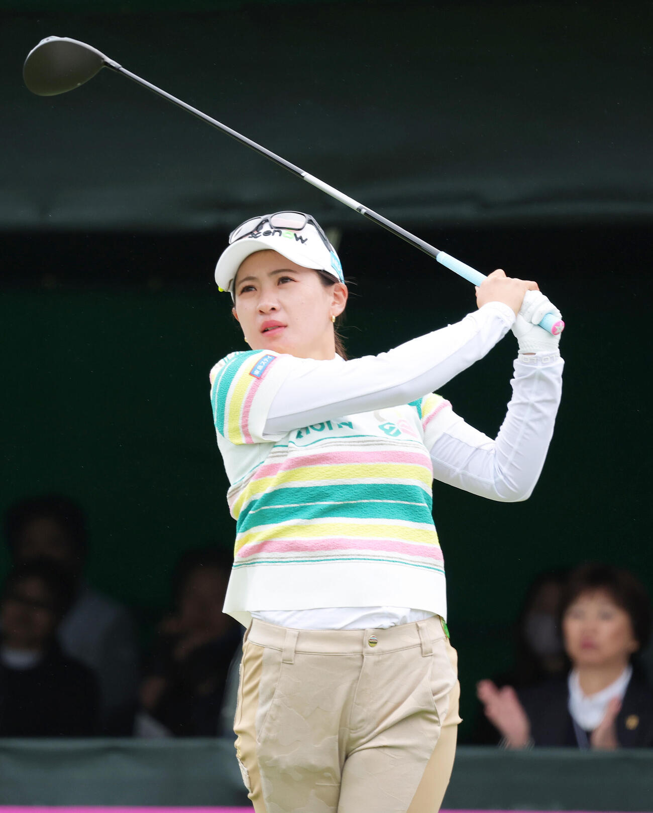 1番、ティーショットを放つ永井（撮影・上山淳一）
