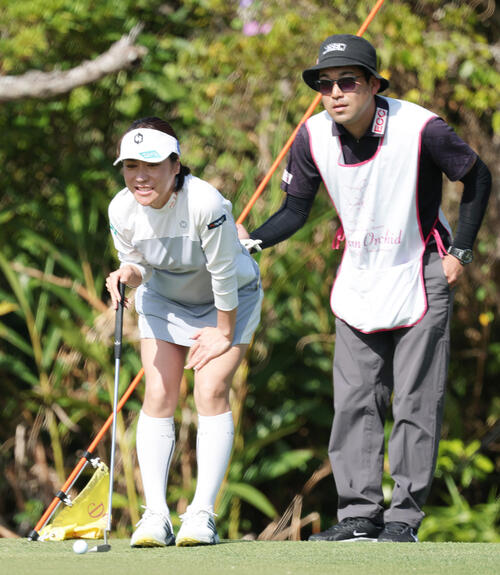 4番、岡山（左）は笑顔でグリーンを読む（撮影・上山淳一）