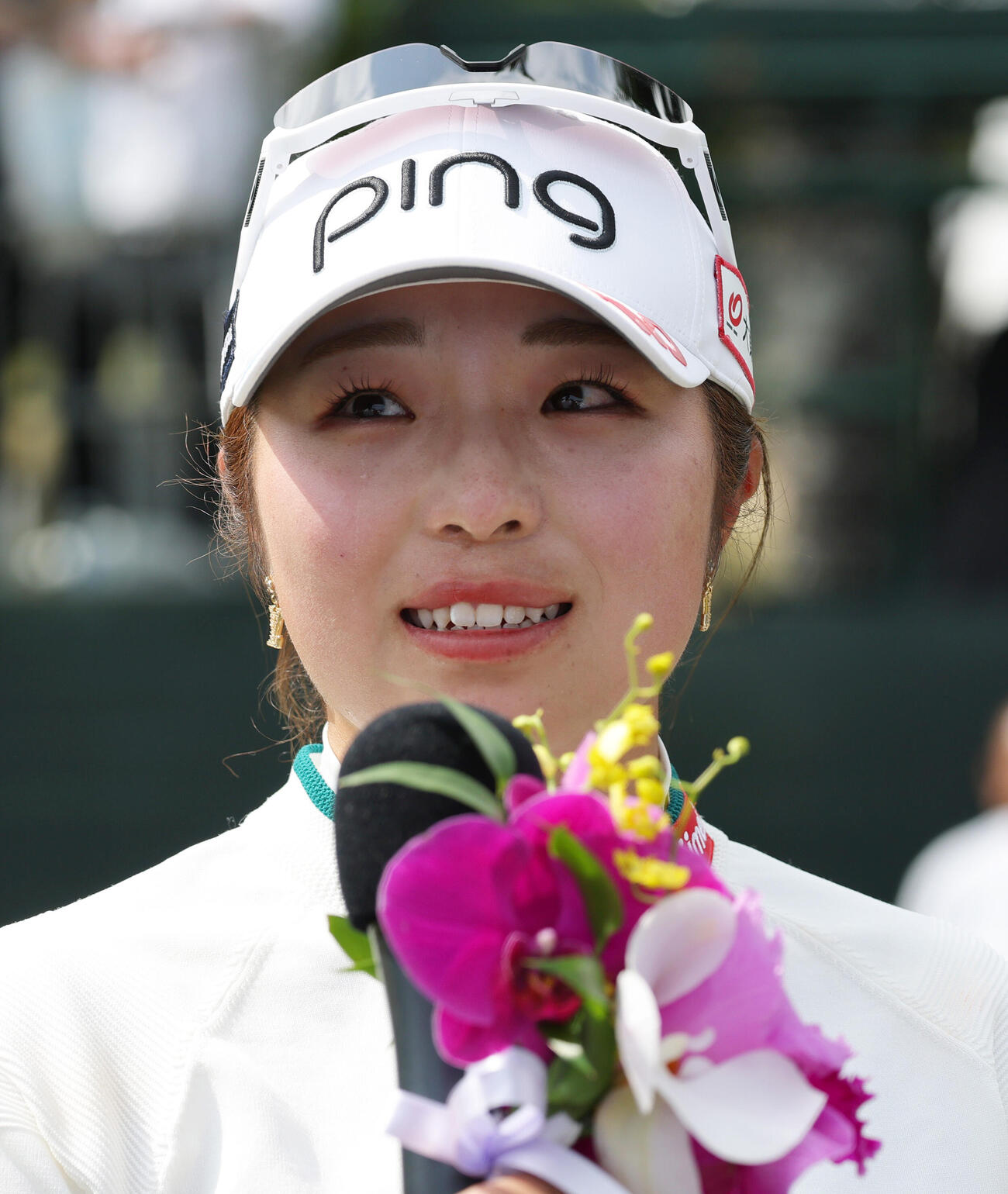 優勝した佐久間はインタビューで涙を流す（撮影・上山淳一）