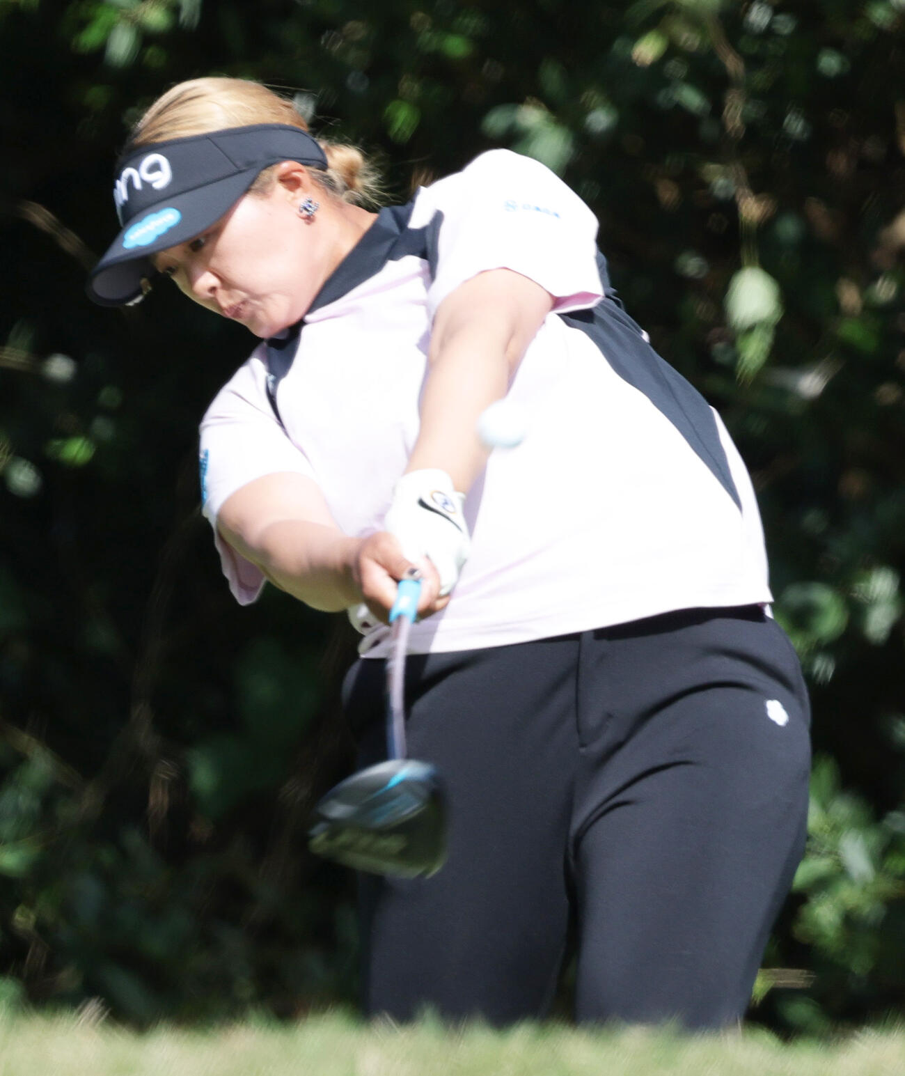 5番、ティーショットを放つ鈴木（撮影・上山淳一）