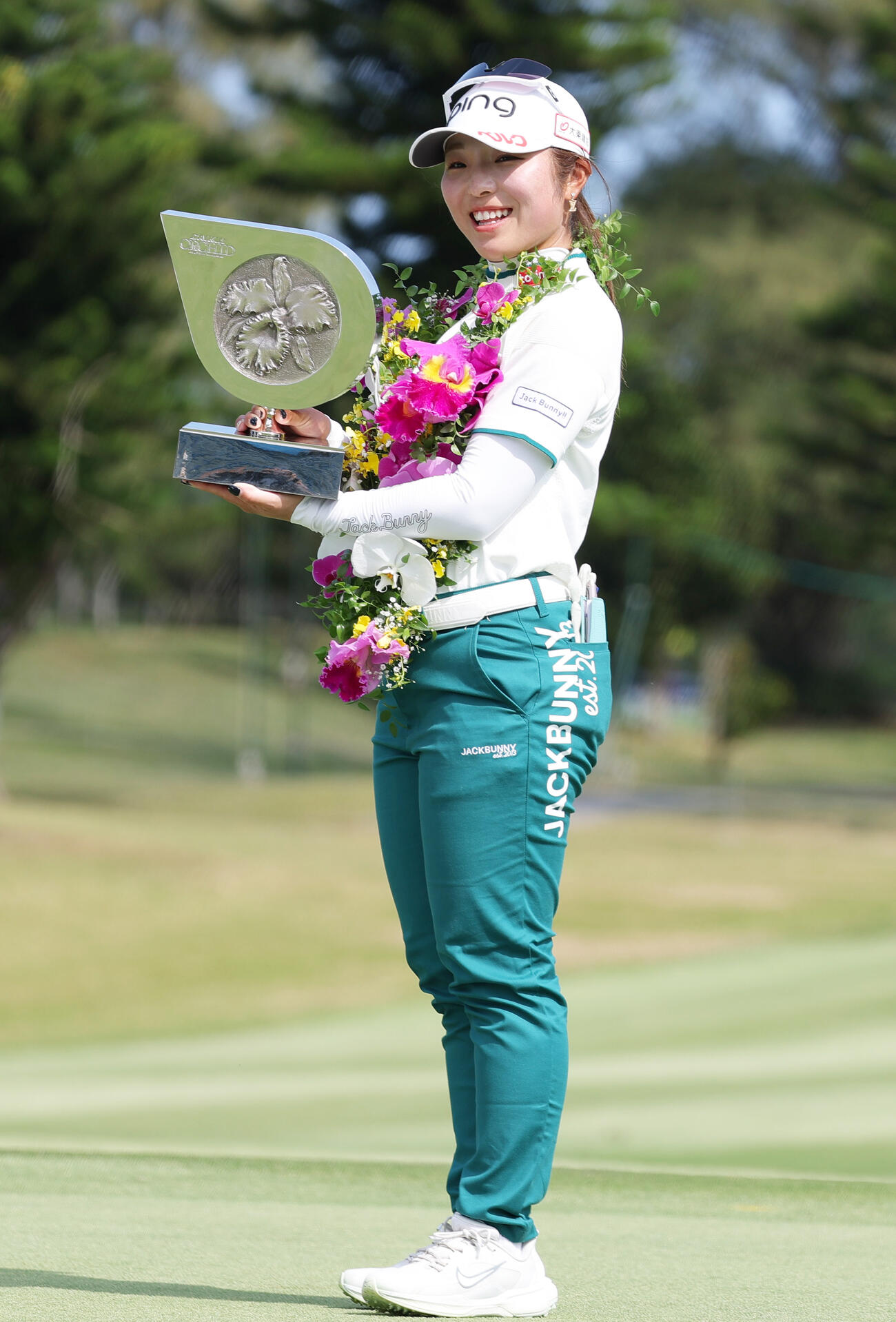 優勝した佐久間はシャーレを手に笑顔を見せる（撮影・上山淳一）