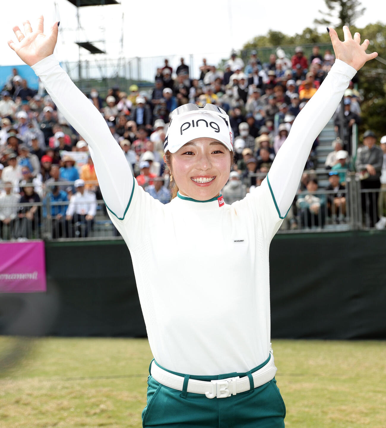 通算16アンダーで優勝しバンザイする佐久間（撮影・上山淳一）