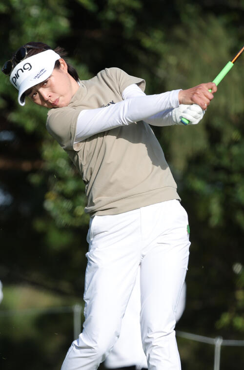 3番、ティーショットを放つ一ノ瀬（撮影・上山淳一）