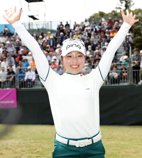 通算16アンダーで優勝しバンザイする佐久間（撮影・上山淳一）