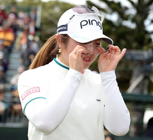優勝した佐久間はインタビューで涙を流す（撮影・上山淳一）