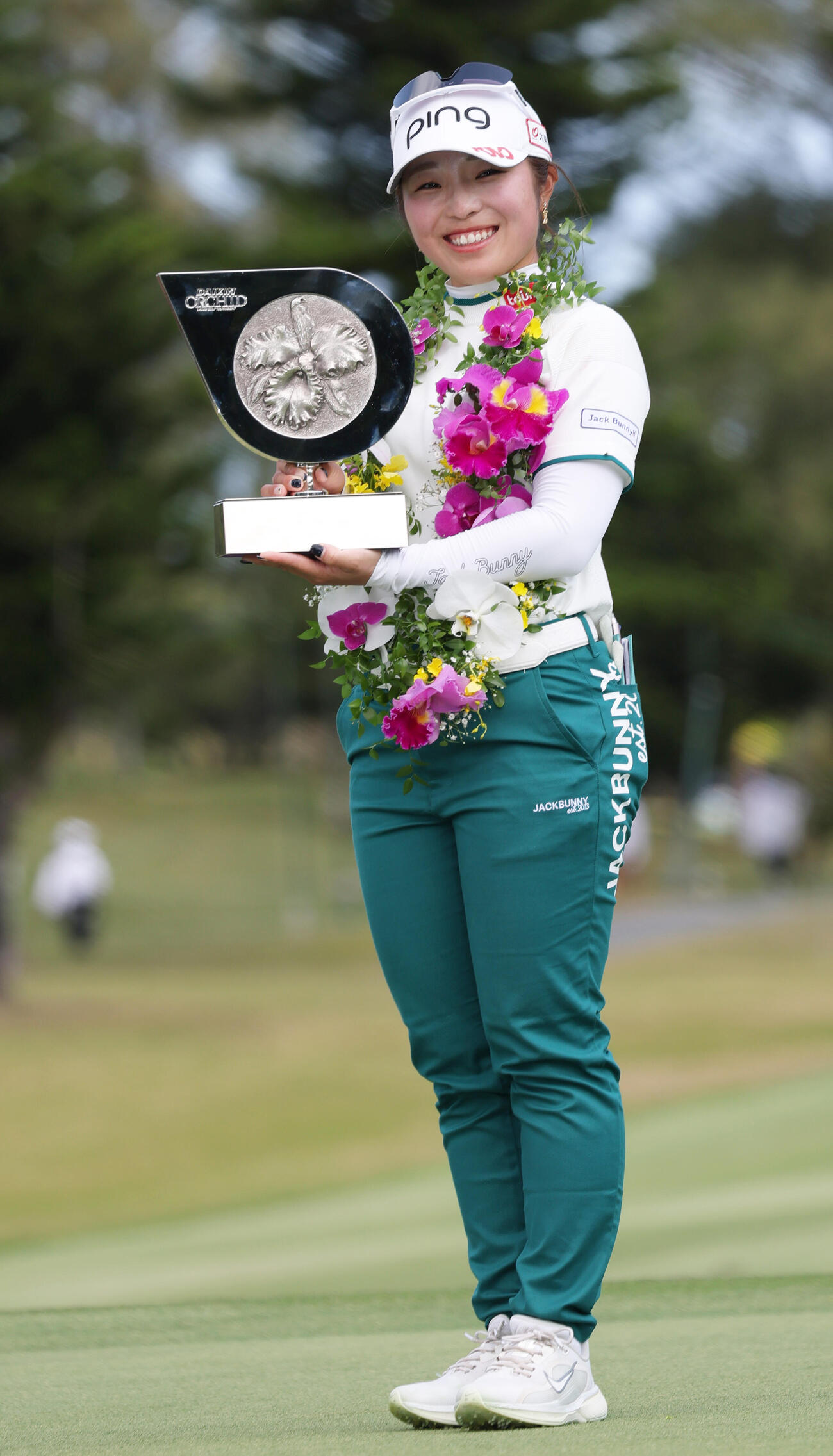 優勝した佐久間はシャーレを手に笑顔を見せる（撮影・上山淳一）