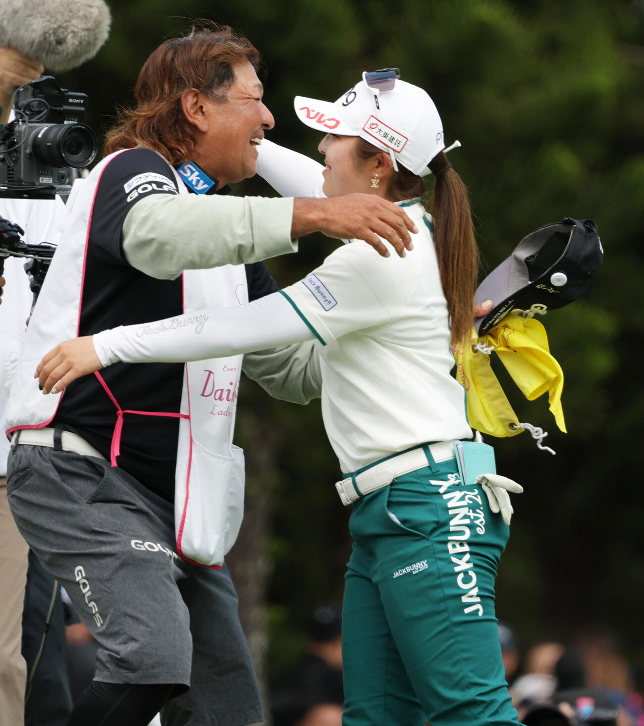 優勝を決めた佐久間（右）は後藤キャディーと抱き合って喜ぶ（撮影・上山淳一）