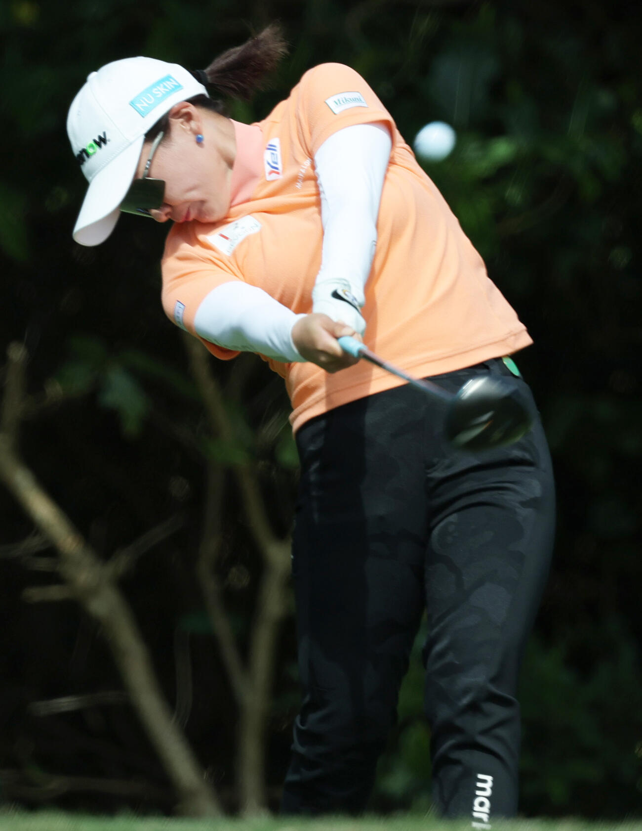 5番、ティーショットを放つ永井（撮影・上山淳一）