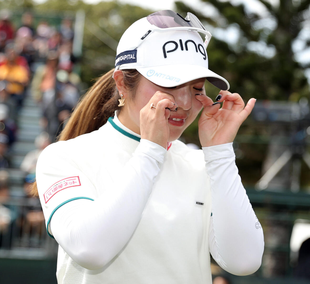 優勝した佐久間はインタビューで涙を流す（撮影・上山淳一）