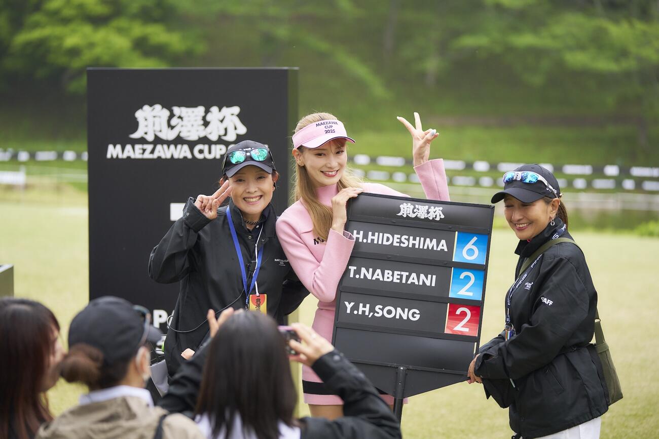 2025年の「前澤杯」でもラウンドガールが大会を盛り上げた。中央は辻門アネラ
