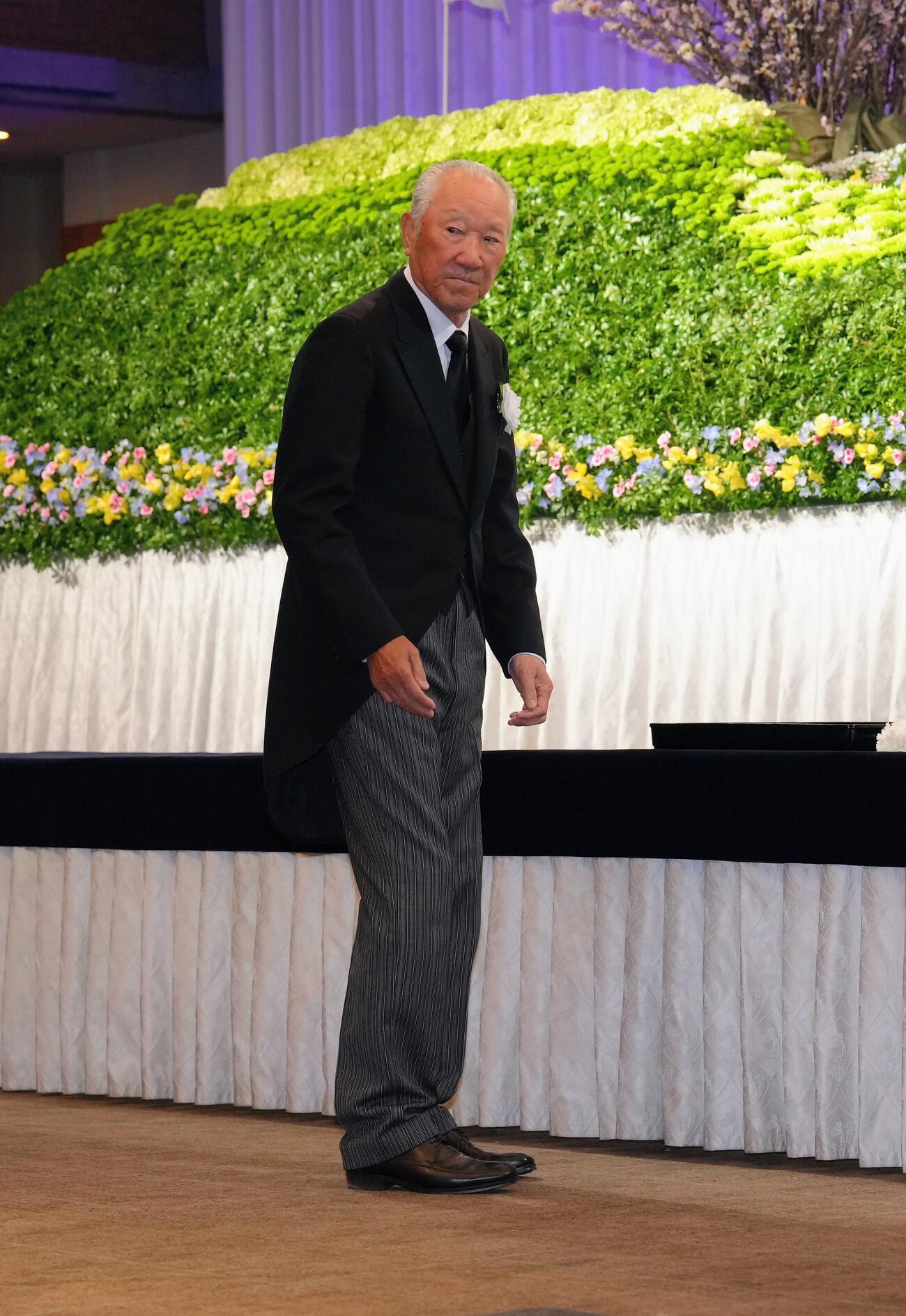 「尾崎将司お別れの会」で弔辞を述べた青木氏（撮影・足立雅史）