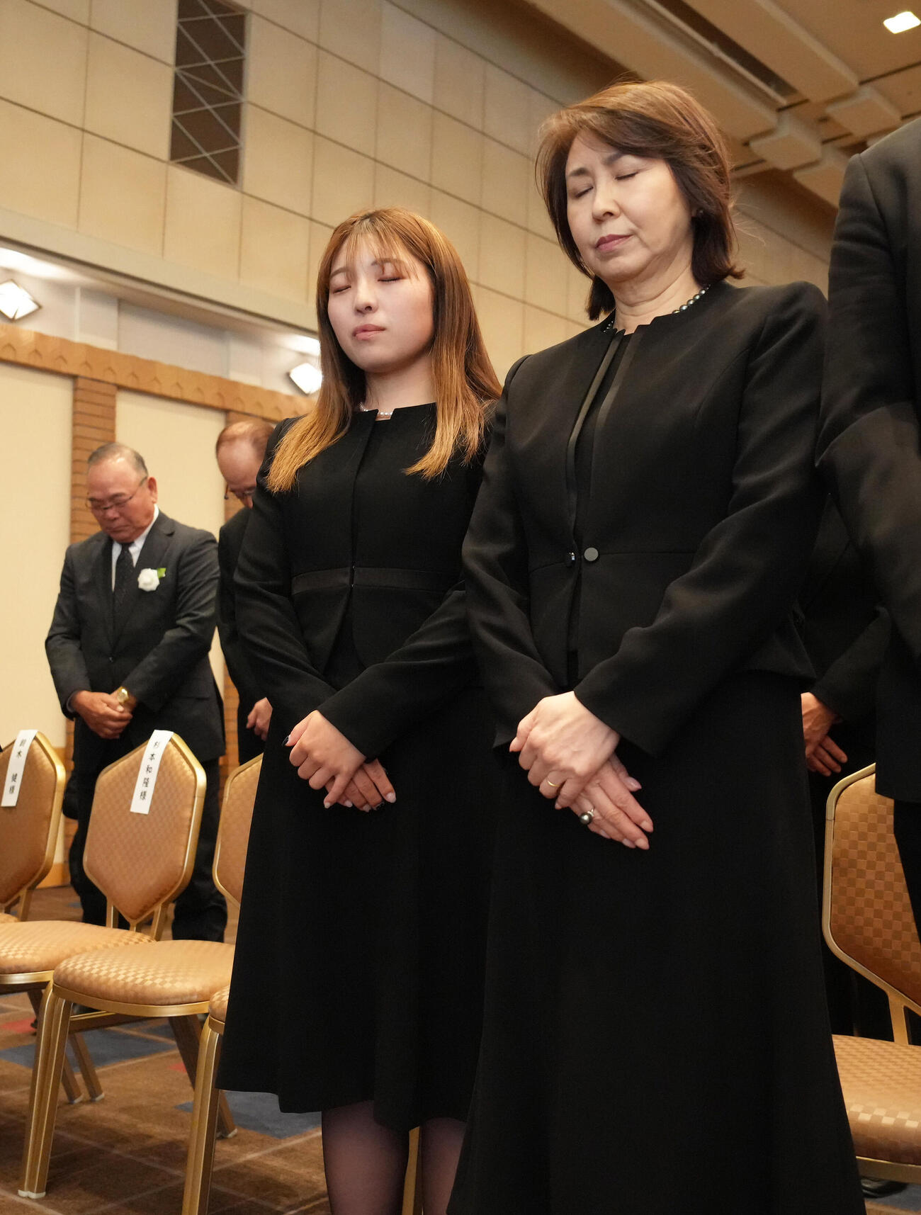 黙とうする佐久間（左）（撮影・足立雅史）