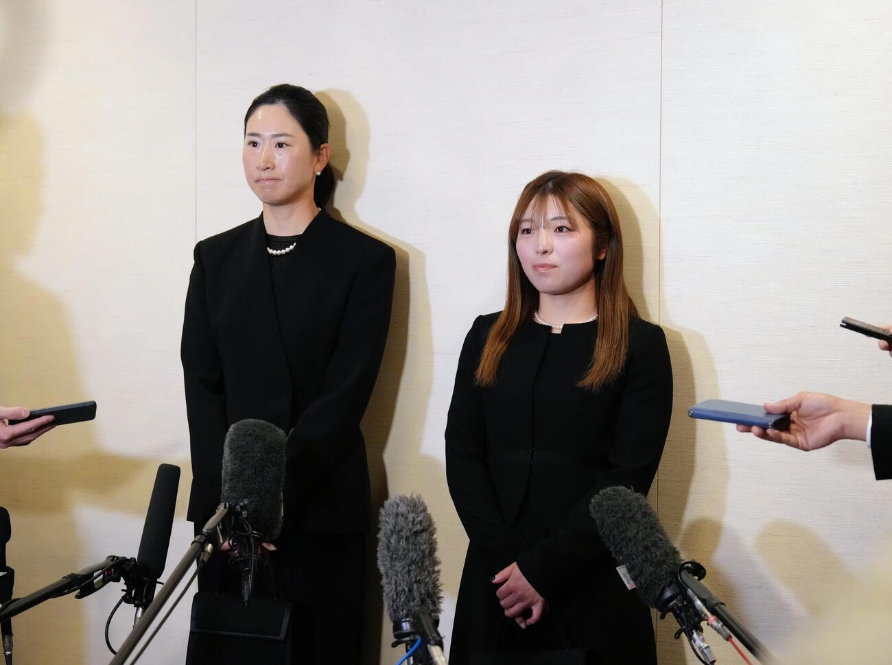 「尾崎将司お別れの会」に参列し、思い出を語る木戸（左）と佐久間（撮影・足立雅史）