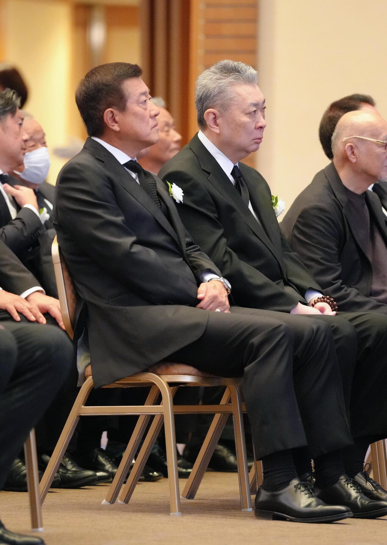 「尾崎将司お別れの会」に参列した原氏（左）と江川氏（撮影・足立雅史）