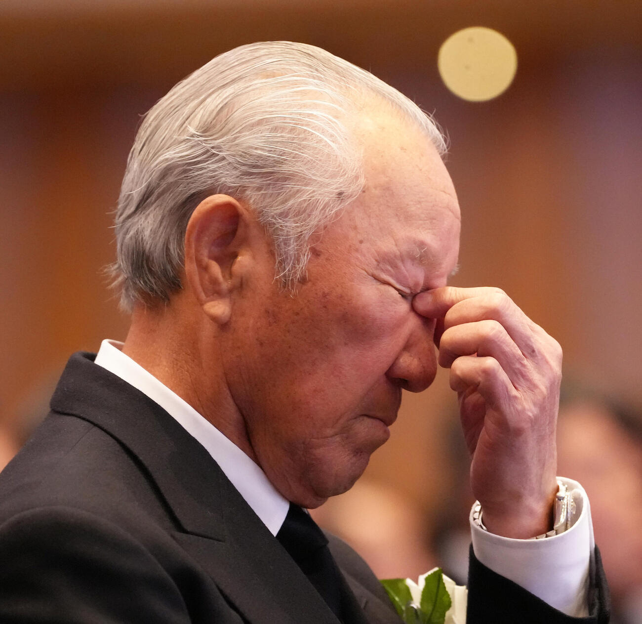 「尾崎将司お別れの会」で目頭をおさえる青木氏（撮影・足立雅史）