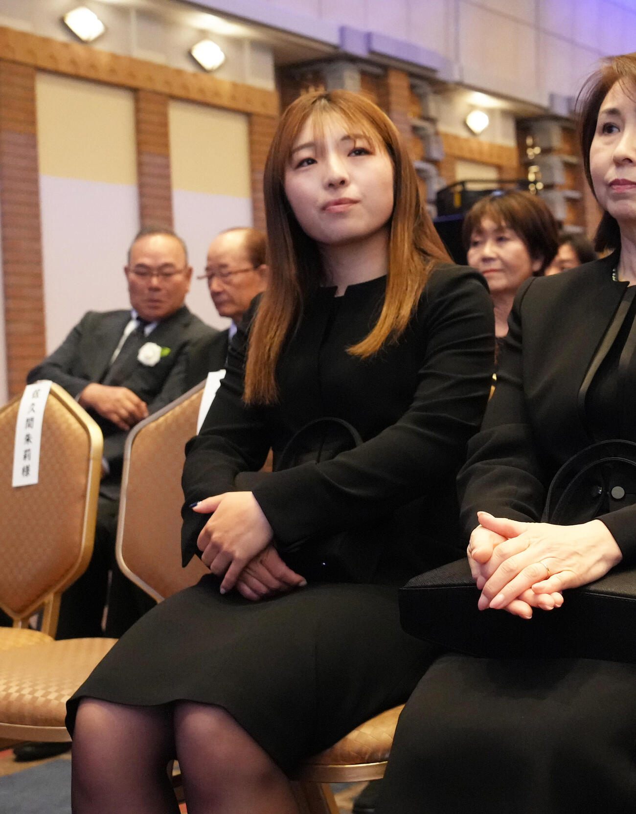 参列した佐久間（撮影・足立雅史）