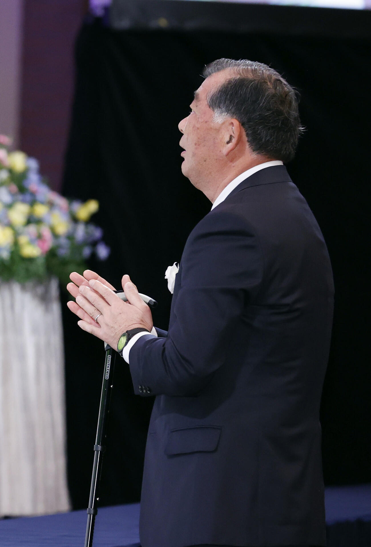 尾崎将司さんのお別れの会で手を合わせる中嶋常幸さん（共同）