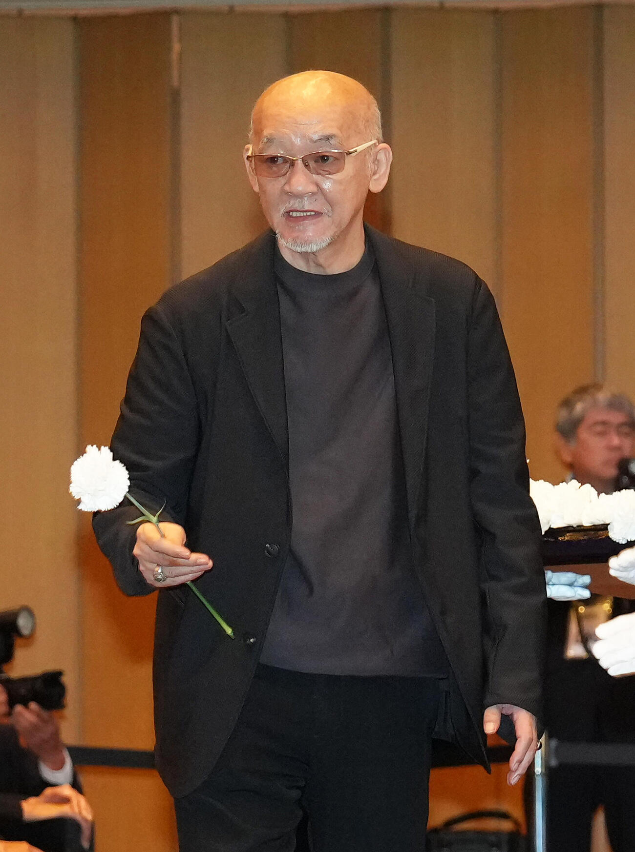 献花する松山千春（撮影・足立雅史）