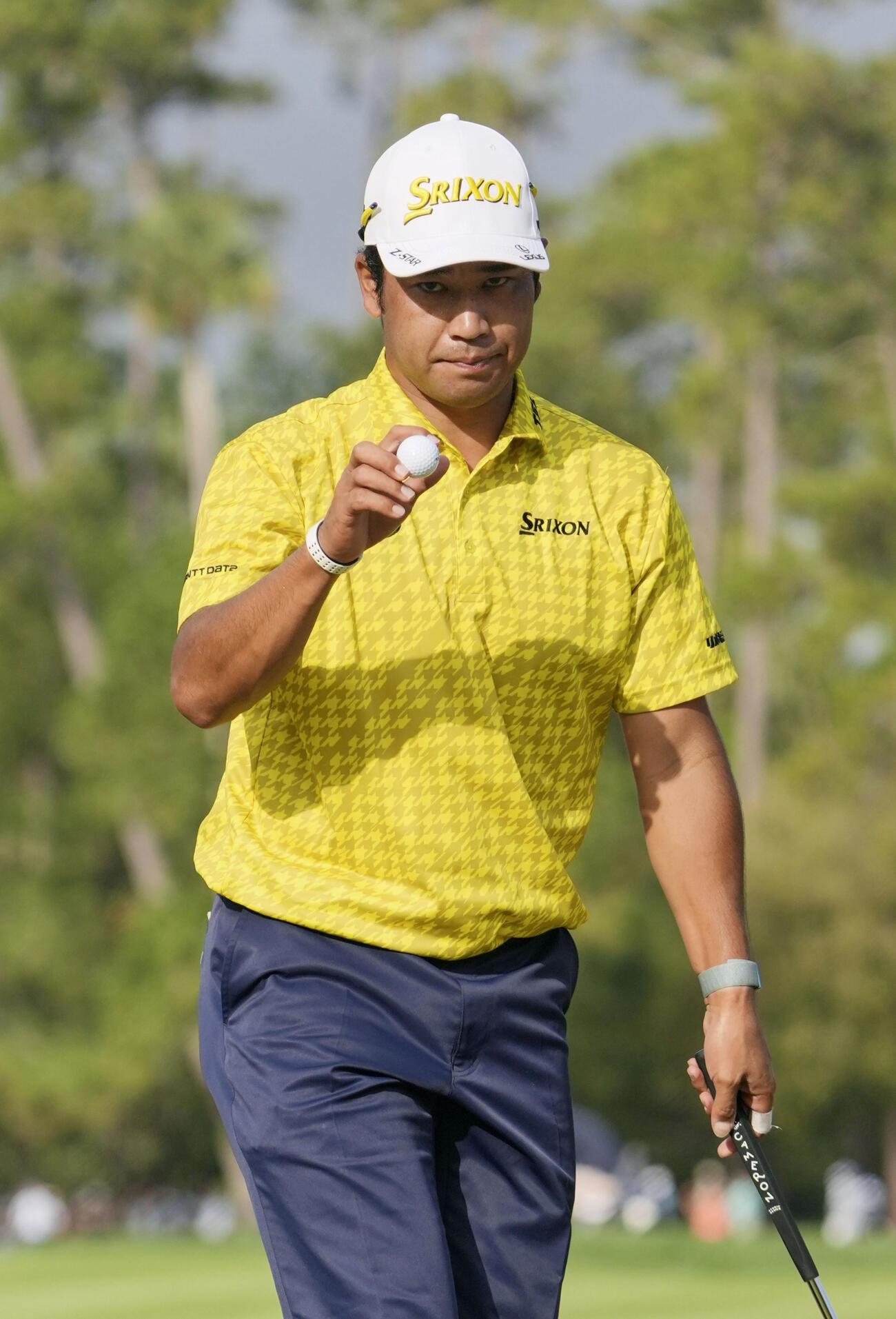 最終ラウンド、7番でバーディーを奪い、拍手に応える松山英樹（共同）