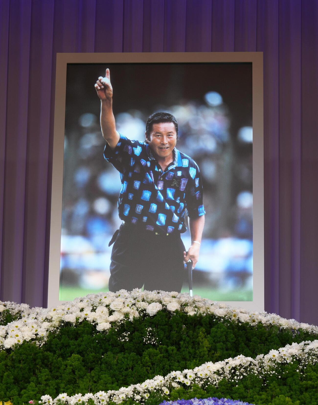 「尾崎将司お別れの会」の遺影（撮影・足立雅史）