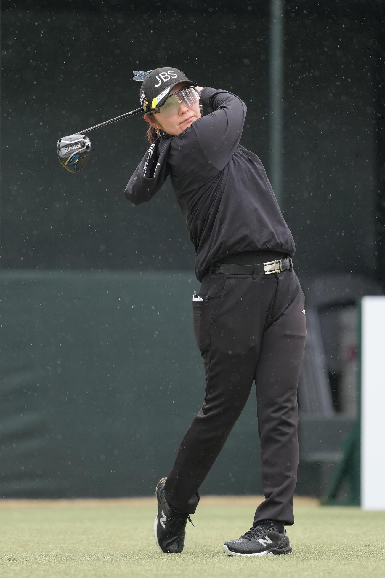 1番、ティーショットを放つ藤田（撮影・足立雅史）