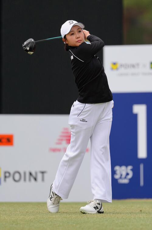 1番、ティーショットを放つ伊藤（撮影・足立雅史）