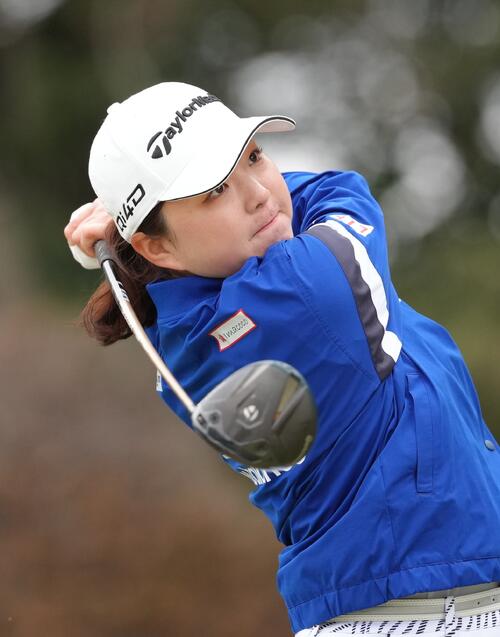 10番、ティーショットを放つ山内（撮影・足立雅史）