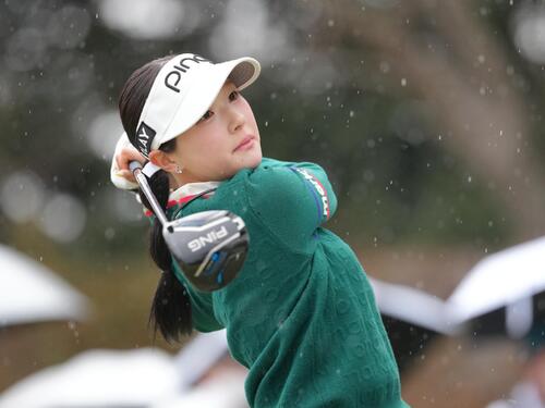 10番、ティーショットを放つ松原（撮影・足立雅史）