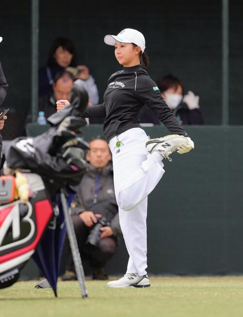 スタート前、体を動かす伊藤（撮影・足立雅史）