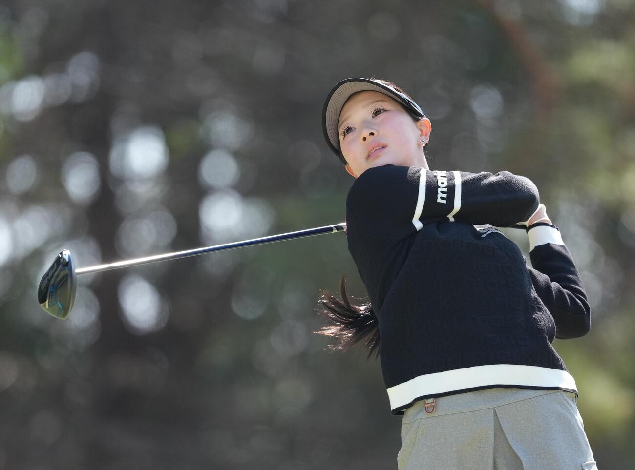 5番、ティーショットを放つ松原（撮影・足立雅史）