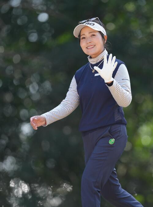 笑顔で移動する青木（撮影・足立雅史）