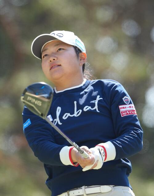 5番、ティーショットを放つ宮沢（撮影・足立雅史）