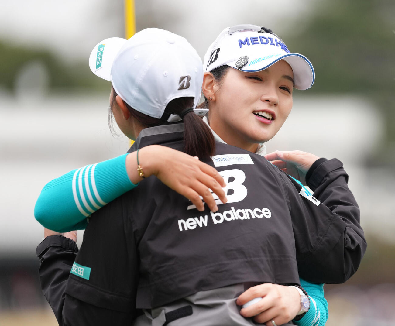 第1日を終えたパク・ヒョンギョン（右）は伊藤と抱き合う（撮影・足立雅史）