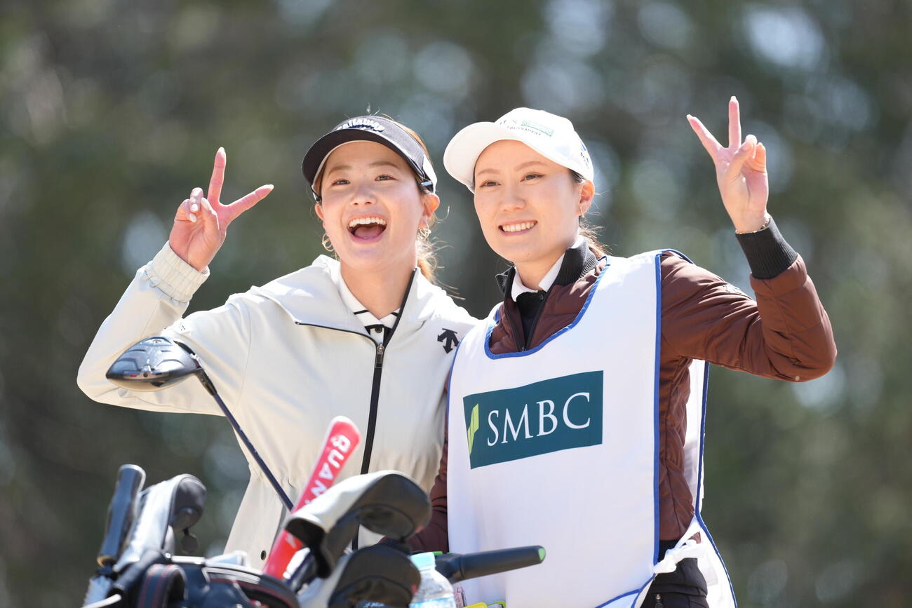 5番、ティーショットを放ち笑顔でピースする青木香奈子（左）（撮影・足立雅史）