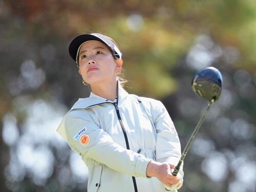 5番、ティーショットを放つ青木香奈子（撮影・足立雅史）