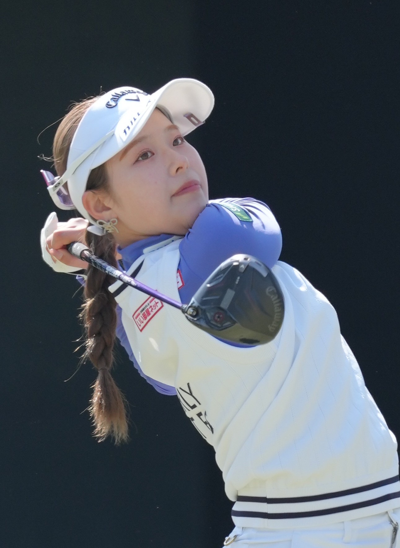 1番、ティーショットを放つ吉田鈴（撮影・足立雅史）