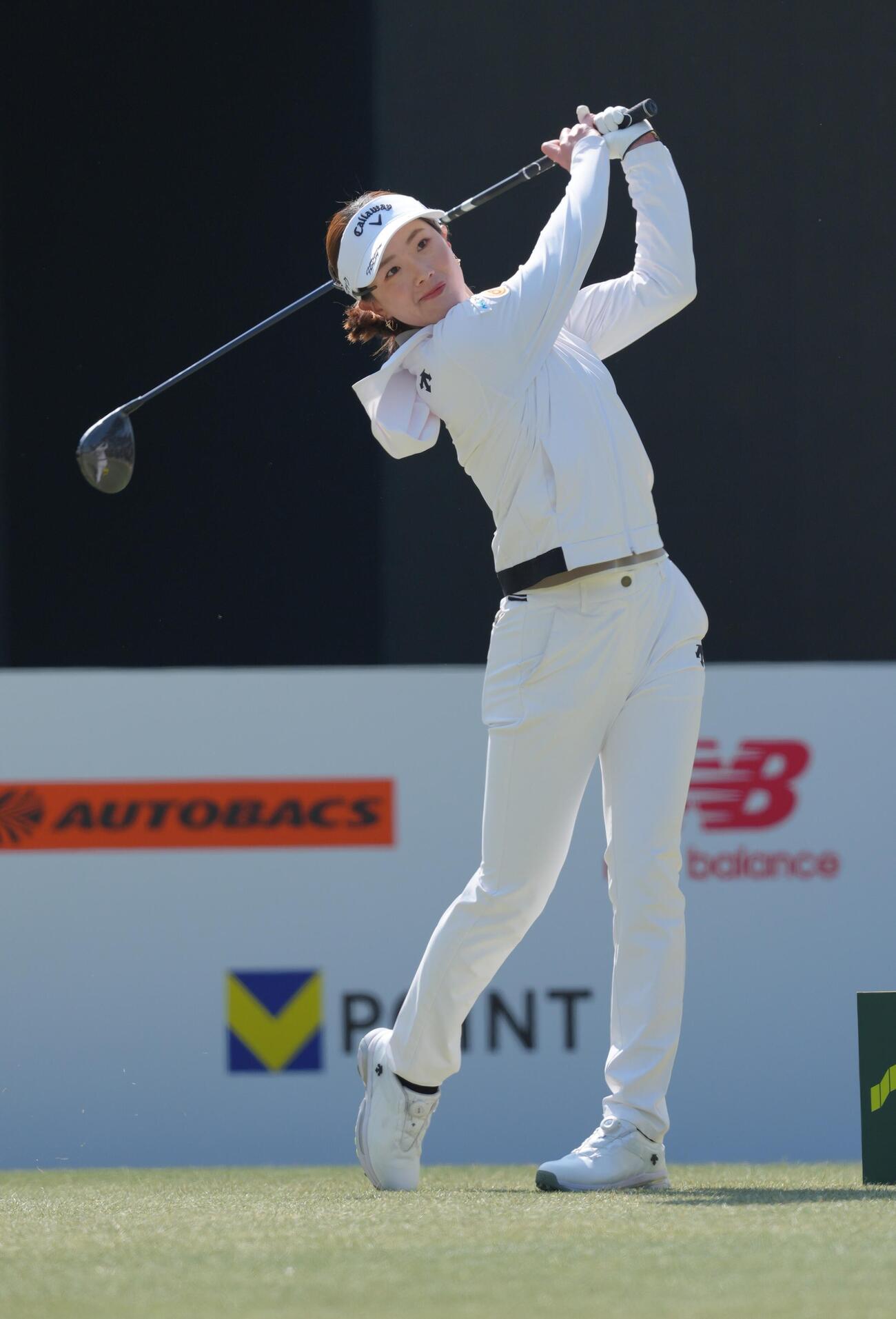 1番、ティーショットを放つ青木香奈子（撮影・足立雅史）