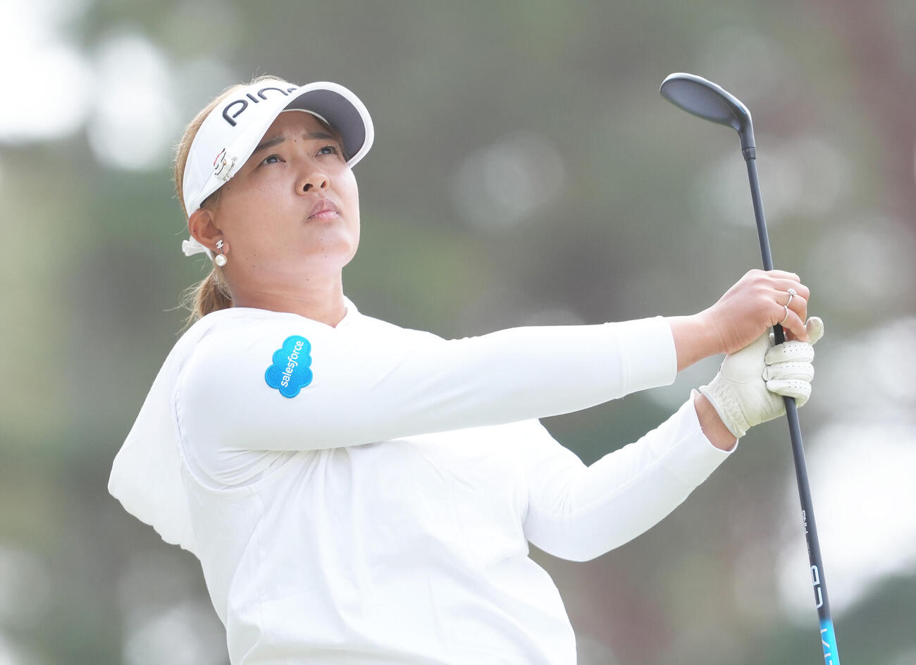 8番、ティーショットを放つ鈴木（撮影・足立雅史）