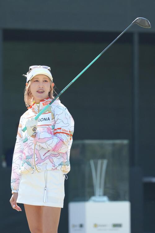 1番、ティーショットを放つ金田（撮影・足立雅史）