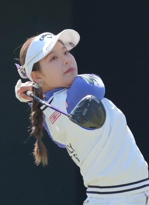 1番、ティーショットを放つ吉田鈴（撮影・足立雅史）
