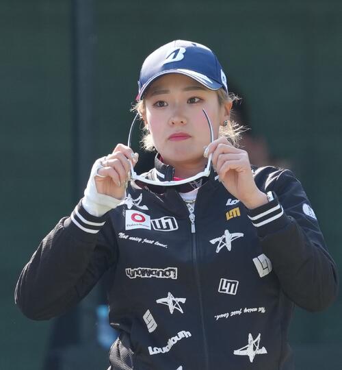 サングラスをかける桑木（撮影・足立雅史）
