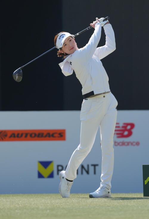 1番、ティーショットを放つ青木香奈子（撮影・足立雅史）