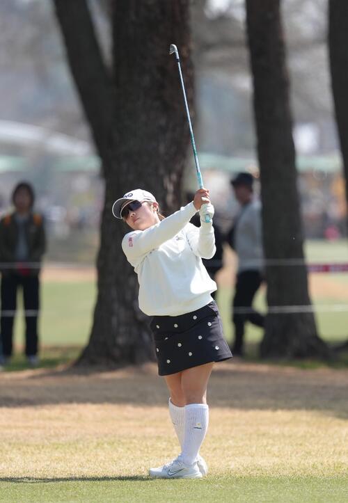 1番、第2打を放つ佐久間（撮影・足立雅史）