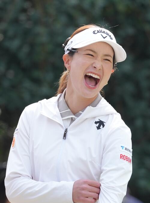 笑顔を見せる青木香奈子（撮影・足立雅史）