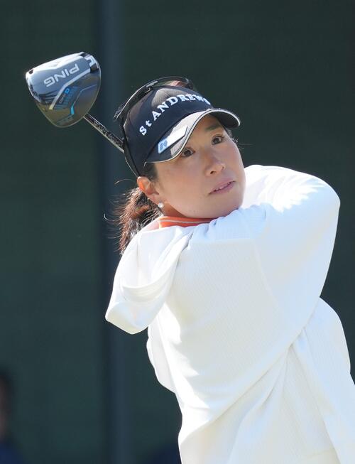 1番、ティーショットを放つ木戸（撮影・足立雅史）