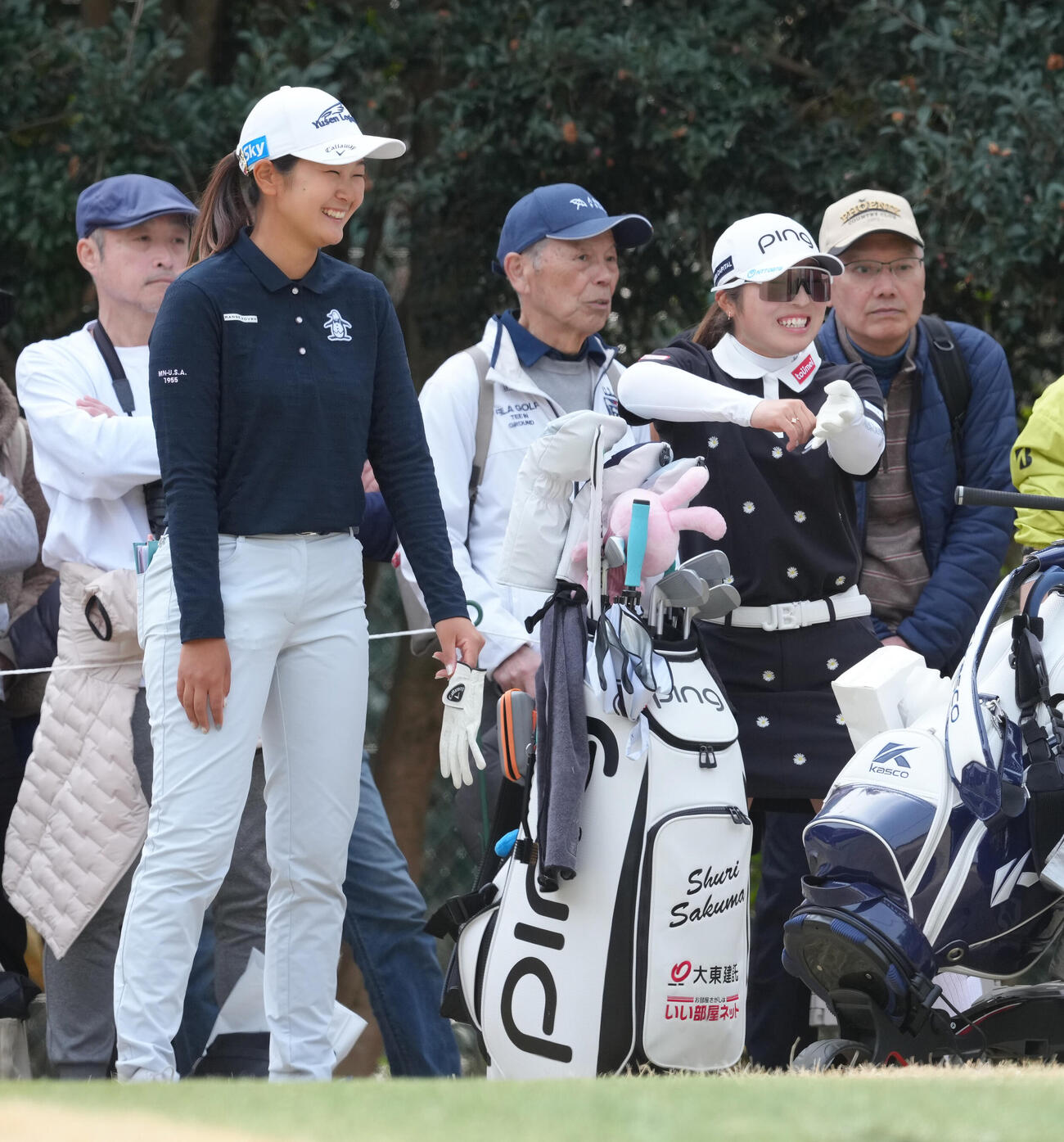 談笑する神谷（左）と佐久間（撮影・足立雅史）