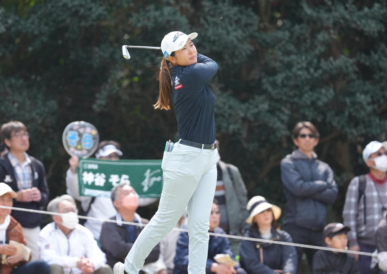 6番、ティーショットを放つ神谷（撮影・足立雅史）